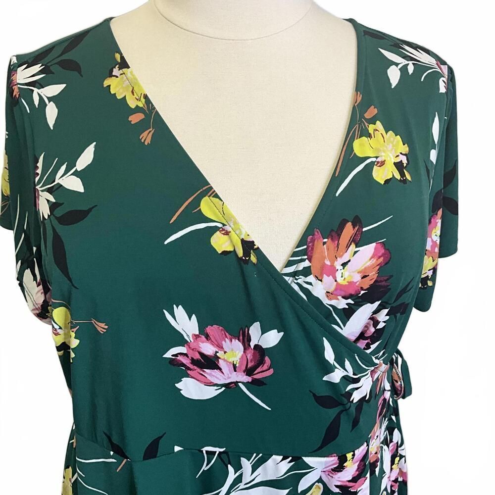 Torrid Women's Size 3, 2XL Green Floral Faux Wrapped Tunic Short Sleeve - Picture 2 of 12